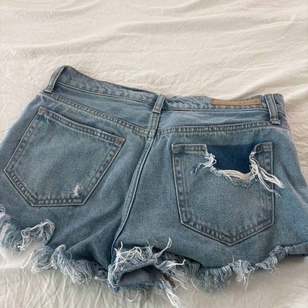 CELLO Blue Denim Sz M Distressed Ripped Medium Wash Women's Jean Shorts
